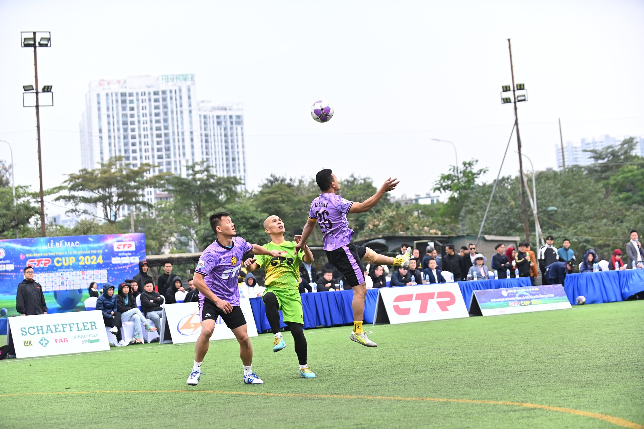 Hình cảnh các cầu thủ đang tranh tài khốc liệt ở trận chung kết CTR CUP 2024